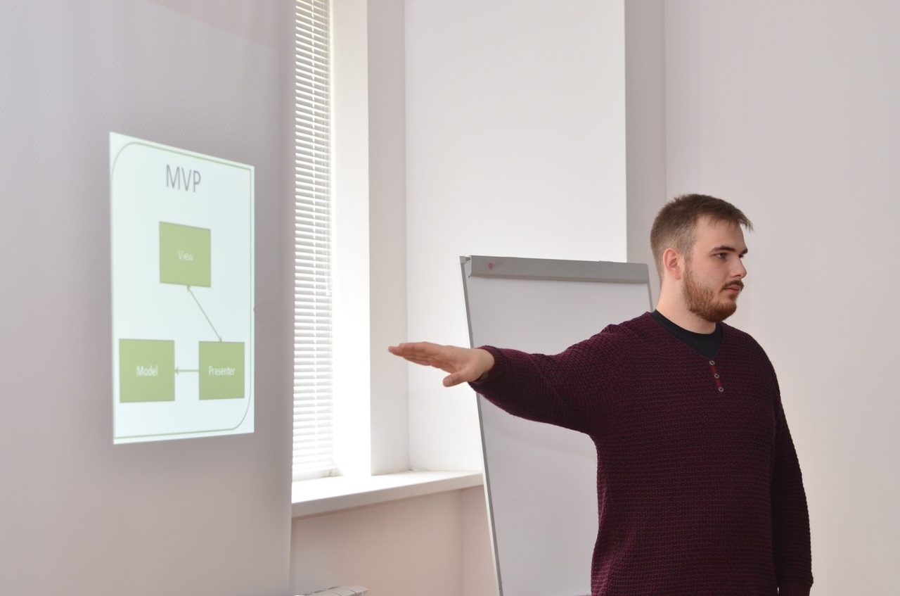 Дмитрий Рогов рассказывает об MVP на лекции в рамках проекта «ФИТ.Университет»